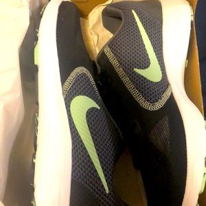 BNIB women’s Nike revolution 3 size 9.5 black and mint